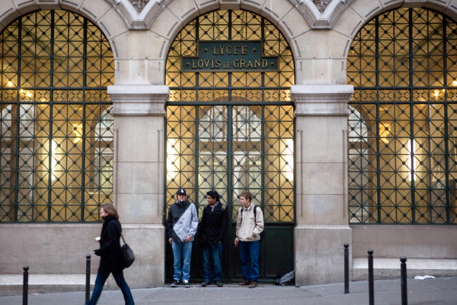 Des élèves se tiennent à l’entrée du lycée Louis-le-Grand, le 9 février 2010, à Paris.