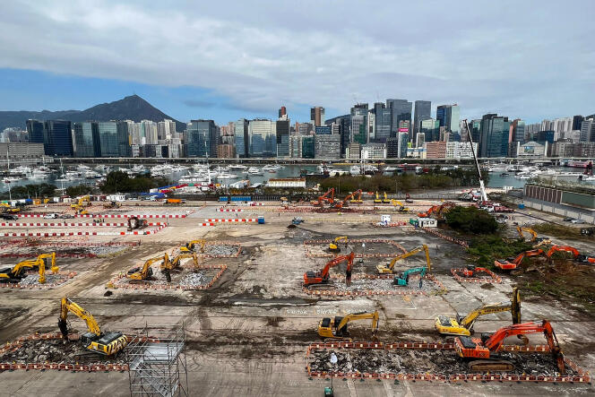 Construction d’installations d’isolement de patients atteints du Covid-19, dans le terminal de croisière de Kai Tak à Hongkong, le 23 février 2022.