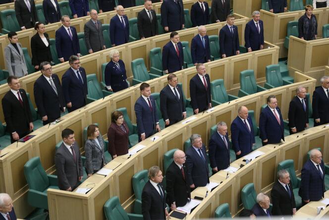 Les législateurs du Conseil de la Fédération de l’Assemblée fédérale de la Fédération de Russie écoutent l’hymne national alors qu’ils assistent à une session à Moscou, Russie, le 22 février 2022. Ils ont autorisé le président russe, Vladimir Poutine, à recourir à la force militaire en dehors du pays.