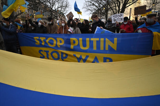 Manifestation pro-ukrainienne devant l’ambassade russe à Berlin, le 22 février.