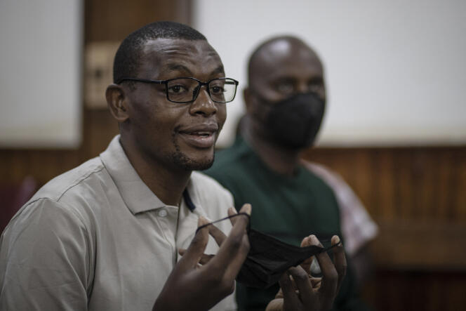 L’écrivain ougandais Kakwenza Rukirabashaija devant le tribunal à Kampala, le 1er février 2022.