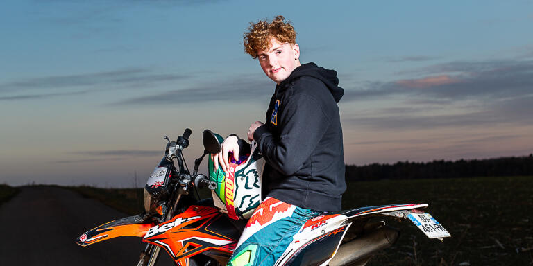 France, February 12th 2022 in Gresigny-Sainte-Reine (Cote d'Or). Portrait of Gabin, 18 years old, on his Betatrack 50 motocross in the surroundings of Gresigny-Sainte-Reine, the village where his parents and brother live. Gabin is currently studying and living in Dijon. Photography by Claire Jachymiak / Hans Lucas.
France, le 12 fevrier 2022 a Gresigny-Sainte-Reine (Cote d Or). Portrait de Gabin, 18 ans, sur sa motocross Betatrack 50 dans les alentours de Gresigny-Sainte-Reine, le village ou vivent ses parents et son frere. Gabin fait actuellement ses etudes a Dijon et y vit. Photographie de Claire Jachymiak / Hans Lucas.