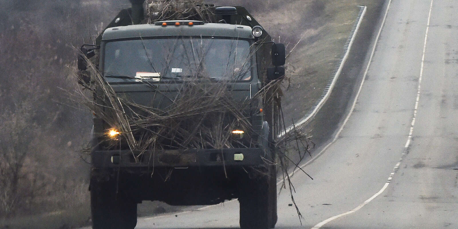 Un camion militaire russe dans la région de Rostov, dans le sud de la Russie, le 23 février 2022.