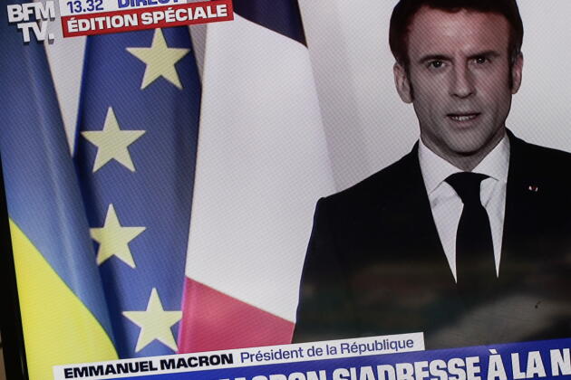 Discurso del presidente Emmanuel Macron en una pantalla de televisión en París, 24 de febrero de 2022.