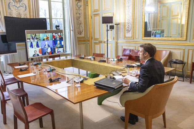 Emmanuel Macron participa en una reunión del G7 por videoconferencia desde el Palacio del Elíseo, en París, el 24 de febrero de 2022.