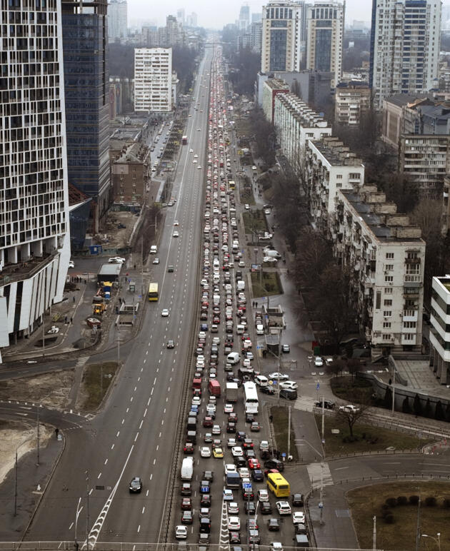 Atascos de tráfico fuera de la ciudad de Kiev, Ucrania, 24 de febrero de 2022.