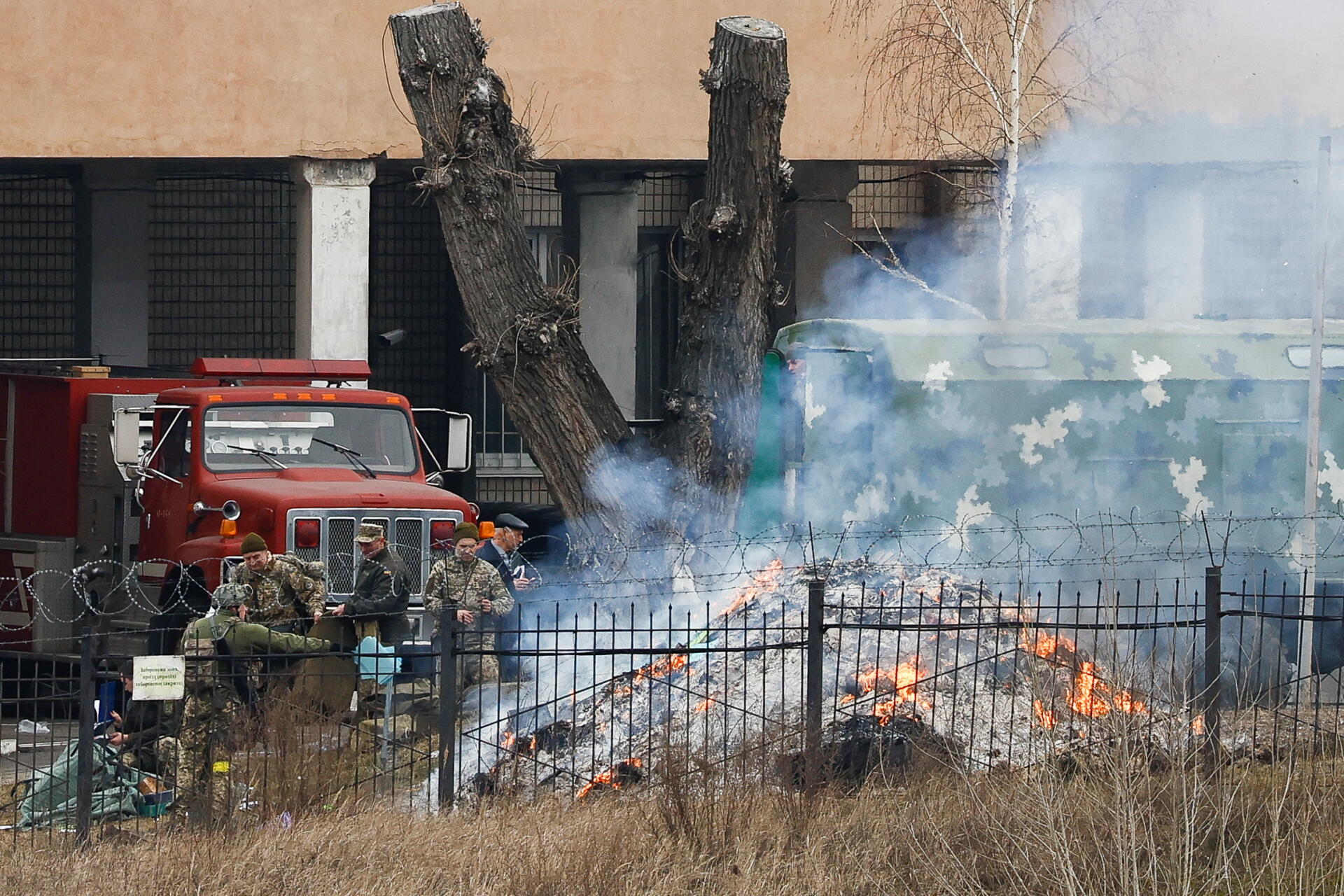 Se queman objetos y papeles alrededor de las instalaciones de la unidad del Ministerio de Defensa de Ucrania, en Kiev, Ucrania, el 24 de febrero de 2022.