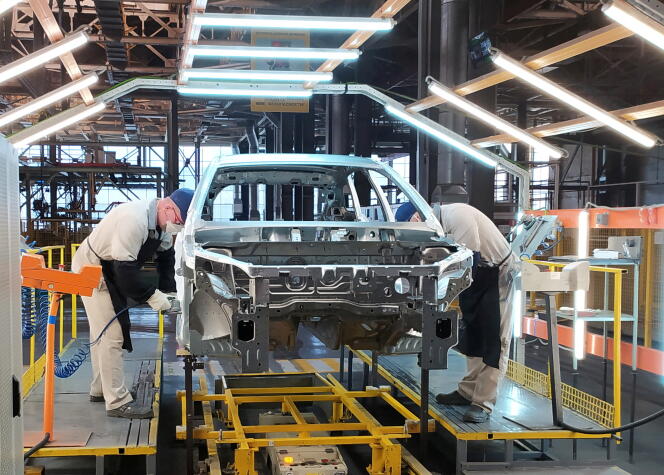 Dans une chaîne de montage de l’usine automobile LADA du groupe Avtovaz, filiale russe de Renault, à Izhevsk, en Russie, le 22 février 2022.