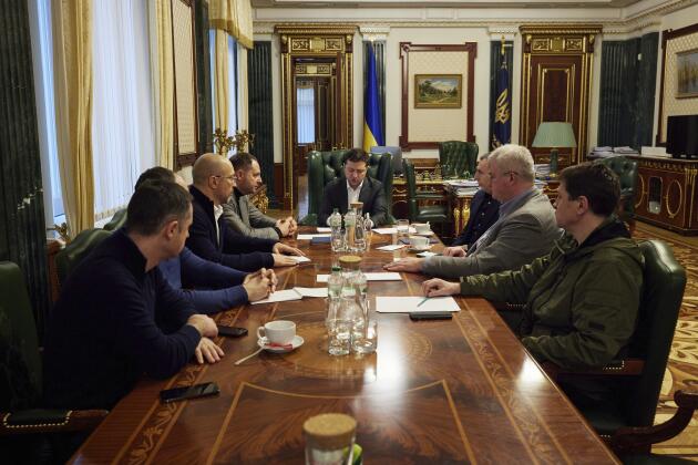 El presidente ucraniano Volodymyr Zelenskyy, centro, durante una reunión de emergencia con su gobierno, el sector de defensa y representantes del bloque económico en Kiev, Ucrania, el jueves 24 de febrero de 2022.