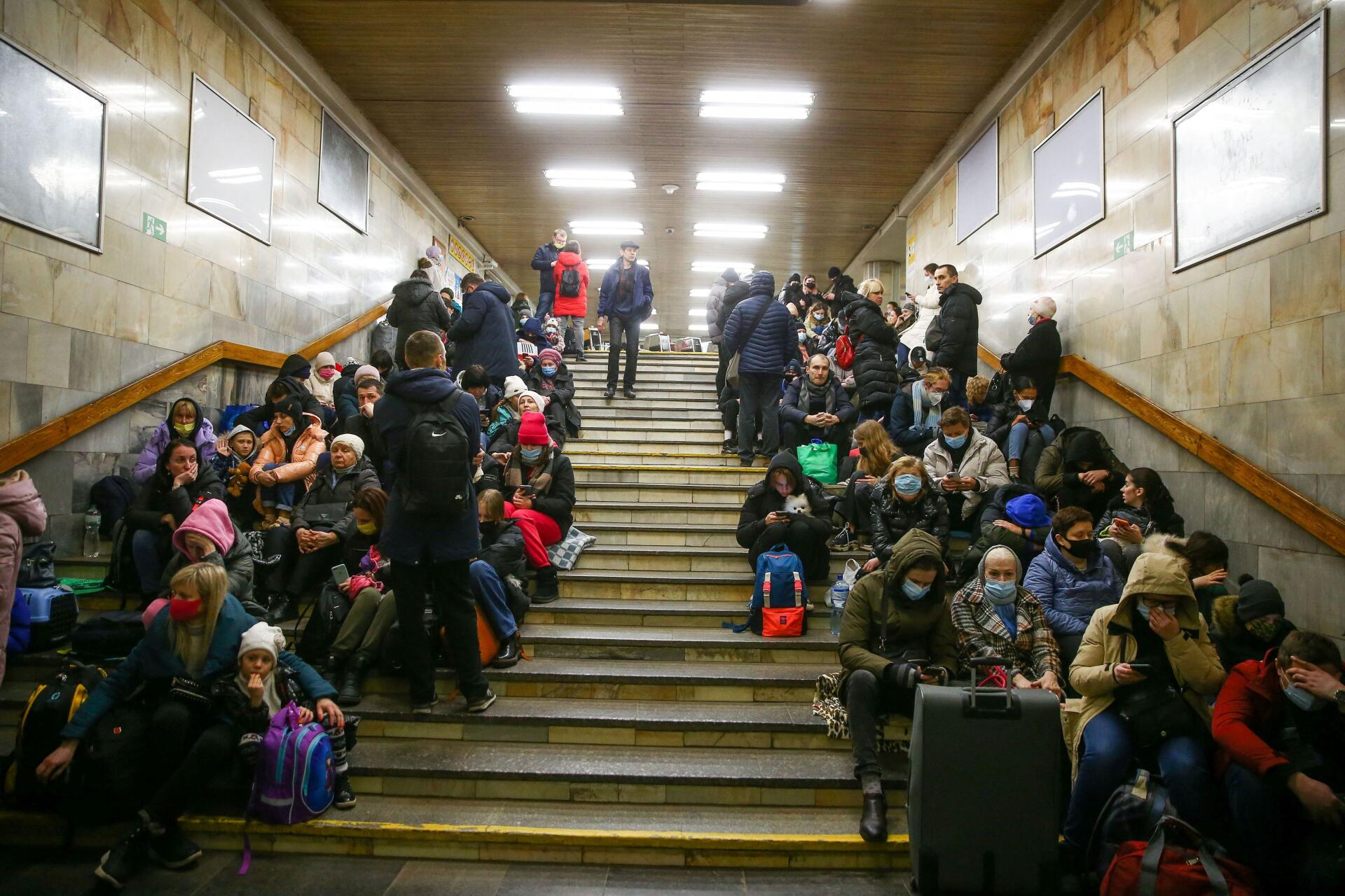 La gente se refugia en una estación de metro, en Kiev, Ucrania, el 24 de febrero de 2022.