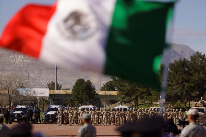Unidades del ejército mexicano y policías durante la celebración del Día Nacional, en Ciudad Juárez (México), 24 de febrero de 2022. 