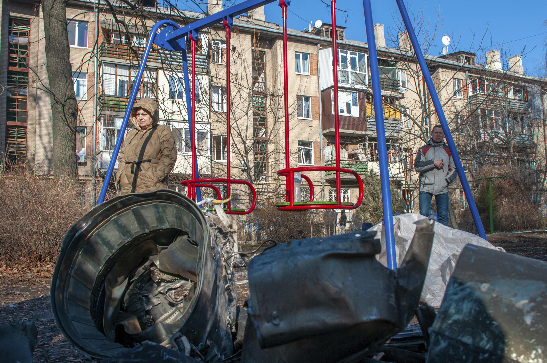 Fragmentos de equipo militar en la calle luego de un aparente ataque ruso en Kharkiv, Ucrania, el jueves 24 de febrero de 2022.