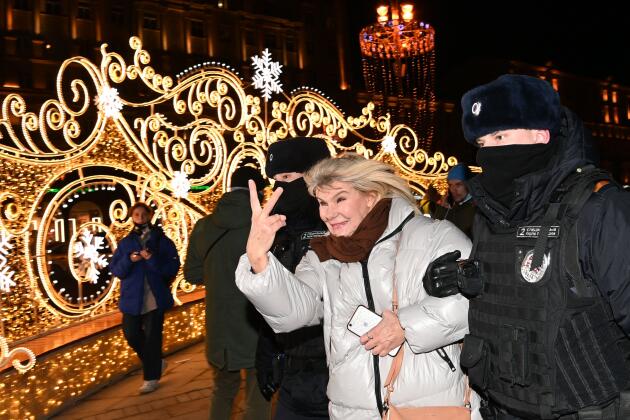 Agentes de policía realizan arrestos durante una protesta contra la invasión rusa de Ucrania, en Moscú el 24 de febrero de 2022.