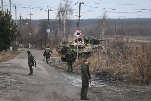 Transporte de personal militar y blindado ucraniano al noroeste de Kiev.  El ejército ucraniano dice que la batalla está en marcha por la base aérea cerca de Kiev, el 24 de febrero de 2022.