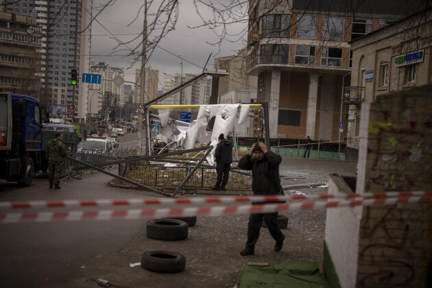 Oficiales de policía inspeccionan un área después de un aparente ataque ruso en Kiev, Ucrania, el 24 de febrero de 2022.