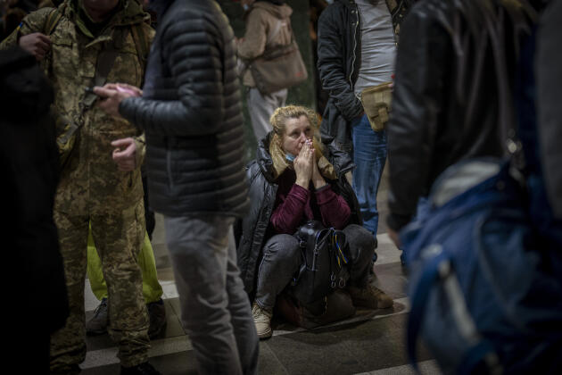 Una mujer espera que un tren salga de Kiev, Ucrania, el 24 de febrero de 2022.