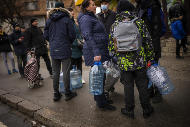 Los residentes esperan para comprar agua en una tienda durante la escasez de agua en Kiev, Ucrania, el 24 de febrero de 2022.