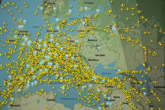 Una página del sitio web Flightradar 24 que muestra vuelos civiles en Europa, 24 de febrero de 2022.