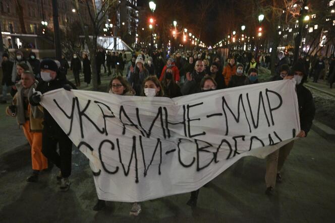 Manifestantes marcham com uma faixa com os dizeres 'Ucrânia - Paz, Rússia - Liberdade' em Moscou em 24 de fevereiro de 2022, após o ataque da Rússia à Ucrânia.