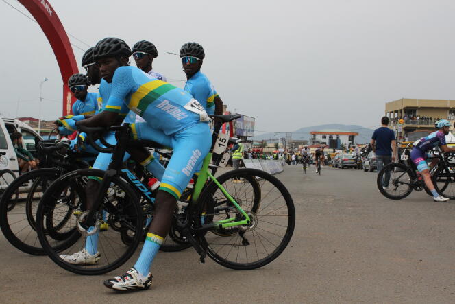 Des coureurs de l’equipe nationale rwandaise au départ de la cinquième étape, le 24 février 2022.