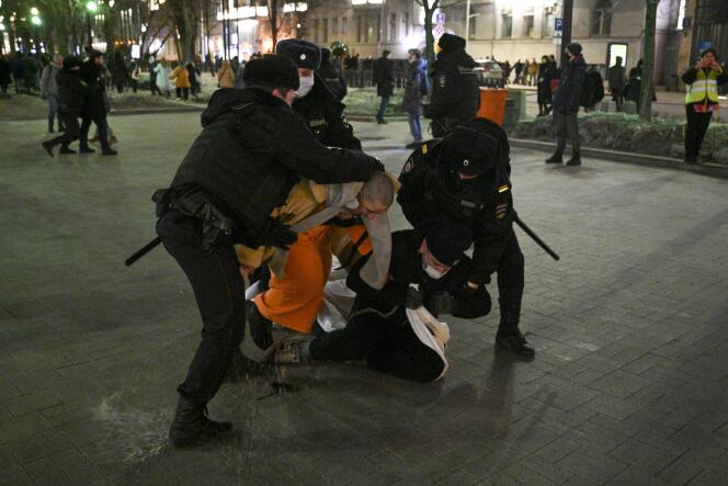 Les policiers arrêtent des manifestants à Moscou, le 24 février 2022.