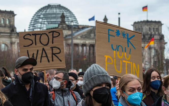 Devant la chancellerie, à Berlin, lors d’une manifestation contre l’invasion russe de l’Ukraine, le 24 février 2022.