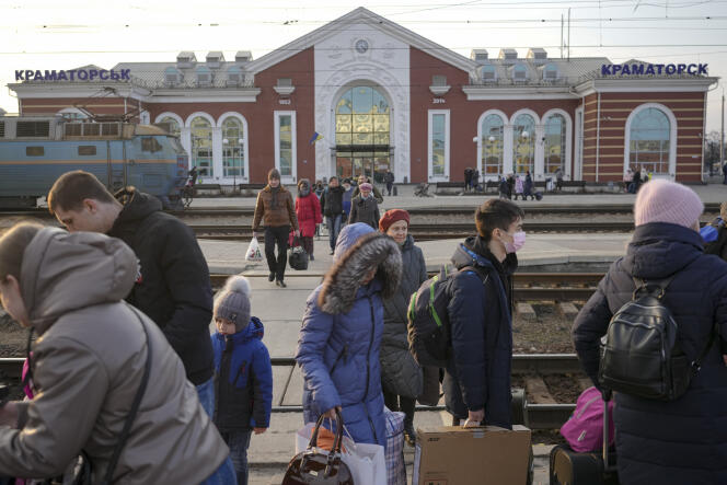 Sur le quai de gare de Kramatorsk, dans la région de Donetsk, dans l’attente d’un train pour Kiev, le 24 février 2022.