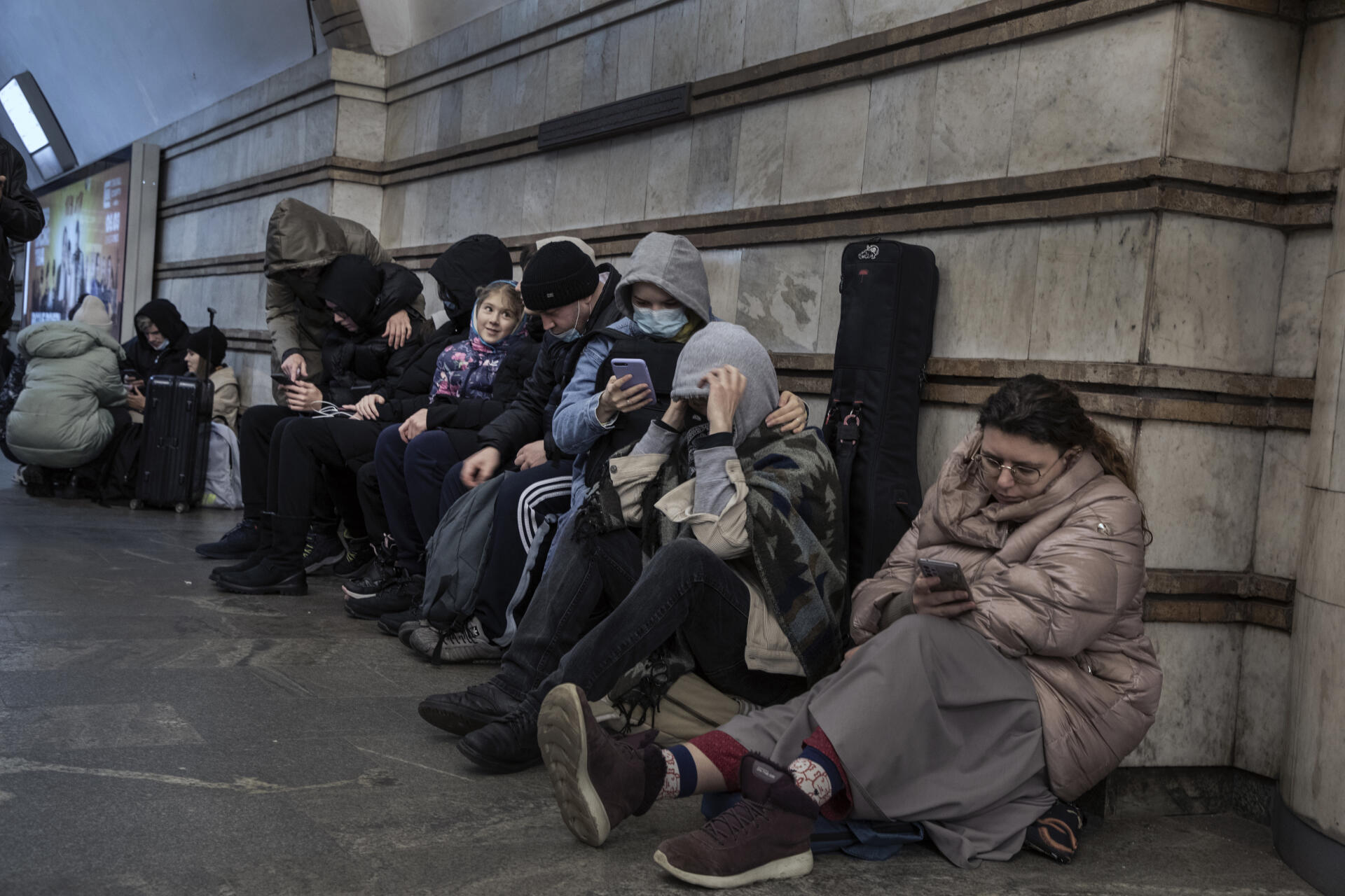 En la mañana del 24 de febrero en el centro de Kiev, algunos residentes permanecieron en las estaciones de metro que sirven como refugios.