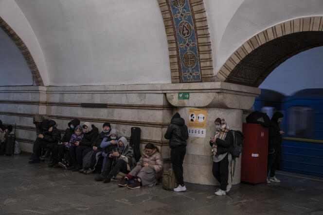 A Kiev, tôt le matin du 24 février 2022, quelques habitants se sont mis à l’abri dans le métro, quand la grande majorité d’entre eux semble circuler comme à son habitude, après le déclenchement de l’offensive russe dans la nuit.