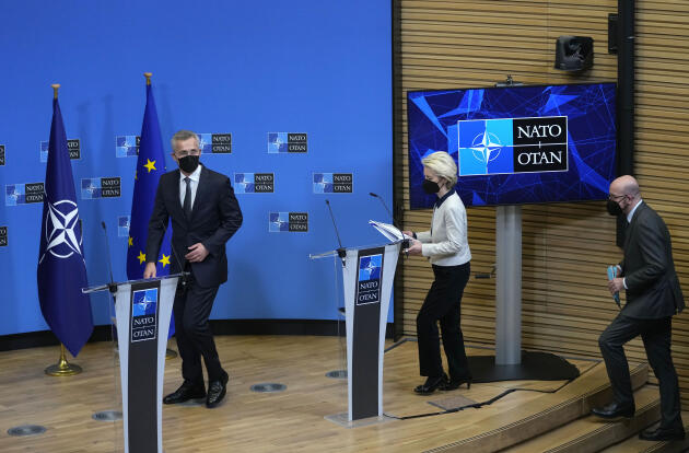 El secretario general de la OTAN, Jens Stoltenberg, la presidenta de la Comisión Europea, Ursula von der Leyen, y el presidente del Consejo Europeo, Charles Michel, llegan para una conferencia de prensa en la sede de la OTAN en Bruselas el 24 de febrero de 2022.
