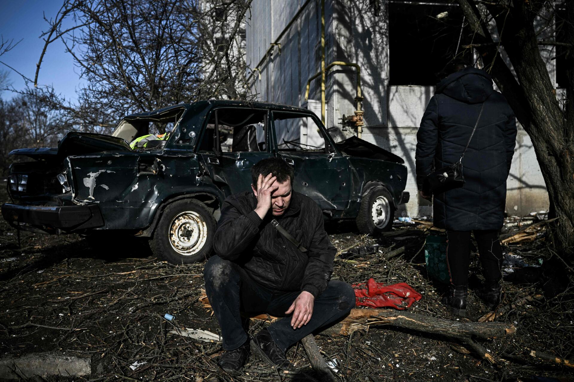 Un hombre al pie de un edificio destruido después del bombardeo en la ciudad de Chugiv, en el este de Ucrania, el 24 de febrero de 2022.