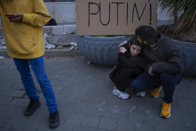 Des Israéliens manifestent devant l’ambassade russe à Tel-Aviv contre l’offensive en Ukraine lancée par Vladimir Poutine dans la nuit, le 24 février 2022.