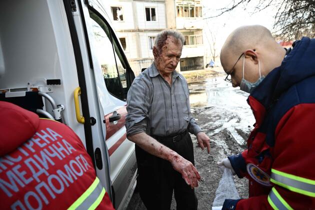 El personal de una unidad de emergencia atiende a un hombre herido después de un bombardeo en la ciudad de Chugiv, en el este de Ucrania, el 24 de febrero de 2022.