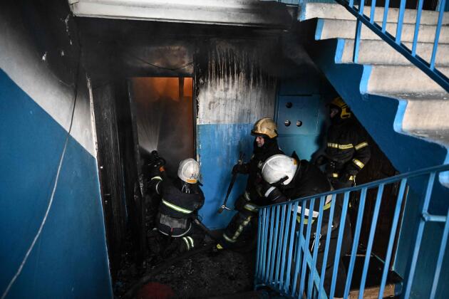 Los bomberos trabajan en un incendio en un edificio después de un bombardeo en la ciudad de Chugiv, en el este de Ucrania, el 24 de febrero de 2022.