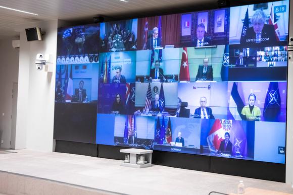 Une réunion des membres de l’OTAN au Centre de planification et de coordination des opérations au ministère de la défense, à Paris, le 25 février 2022.