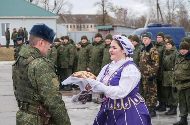 Extrait d’une vidéo du ministère de la défense biélorusse, montrant une femme en costume traditionnel offrant du pain à un soldat après des exercices militaires conjoints avec la Russie, le 20 février 2022.