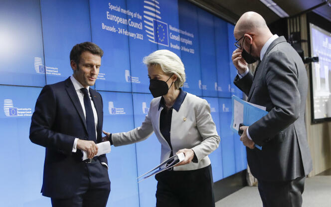Emmanuel Macron, Ursula van der Leyen y Charles Michael, en Bruselas, 24 de febrero de 2022.