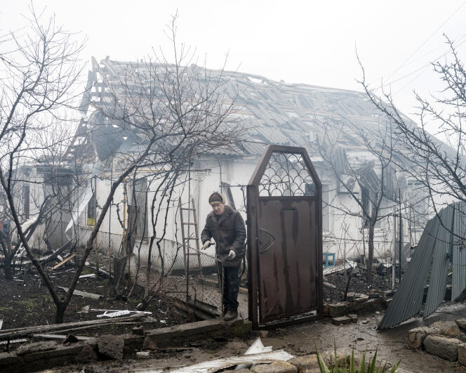 Ein Einwohner von Mariupol (Ukraine) verlässt am 24. Februar 2022 sein durch russische Bombenangriffe zerstörtes Haus.