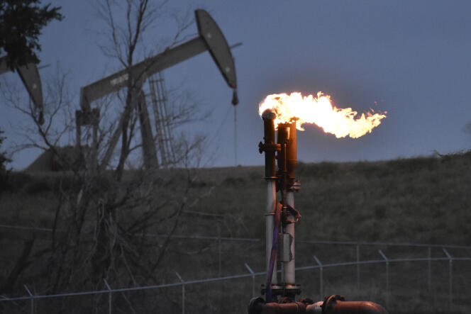 Le méthane produit par l’exploitation d’un puits de pétrole est brûlé près de Watford City, dans le Dakota du Nord, aux Etats-Unis, le 26 août 2021. Ces combustions polluent et contribuent au réchauffement climatique.