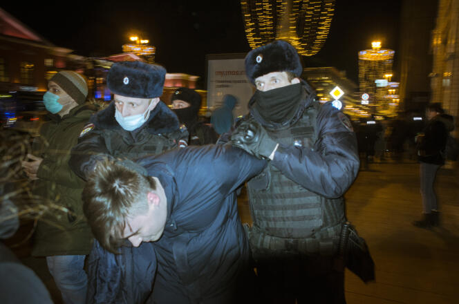 La policía detiene a un participante en una manifestación contra la invasión militar rusa de Ucrania, en Moscú, el 24 de febrero de 2022. Al menos 850 personas fueron arrestadas en la capital durante la protesta.