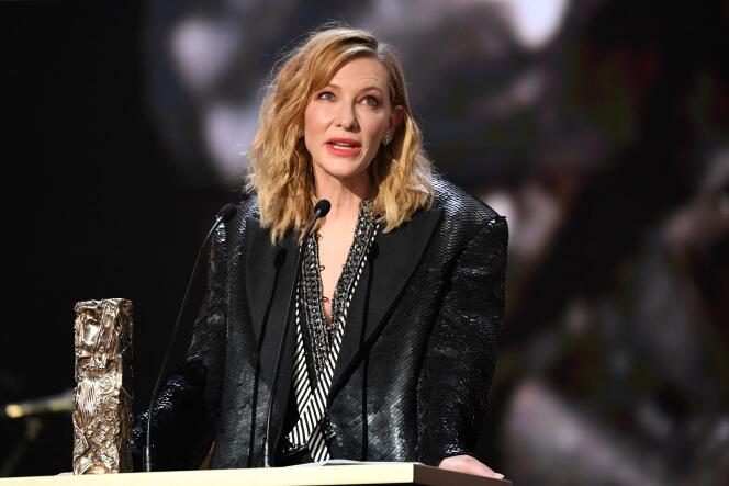 Cate Blanchett została nagrodzona honorowym Cezarem za całą swoją karierę w Paryżu, 25 lutego 2022 r.