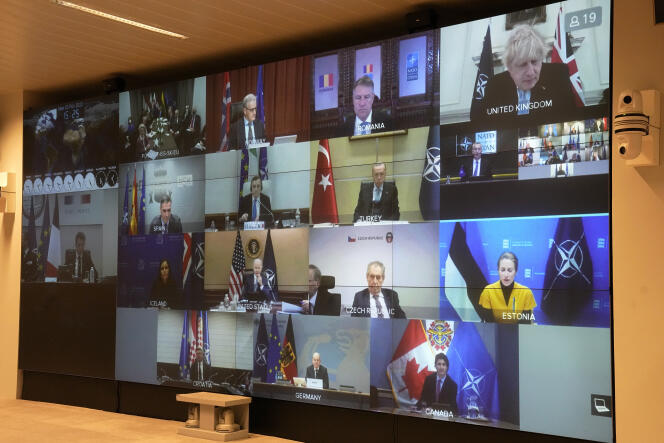 La vidéoconférence des membres de l'OTAN au siège de l'armée française, 25 février 2022 à Paris.