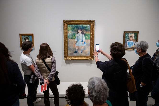 Des visiteurs devant « L’Enfant au fouet », de Pierre-Auguste Renoir, de l’exposition de la collection Morozov à la Fondation Louis-Vuitton, à Paris, le 4 octobre 2021.