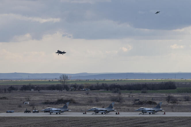 Atterrissage d’un avion américain sur une base aérienne roumaine, le 24 février 2022.