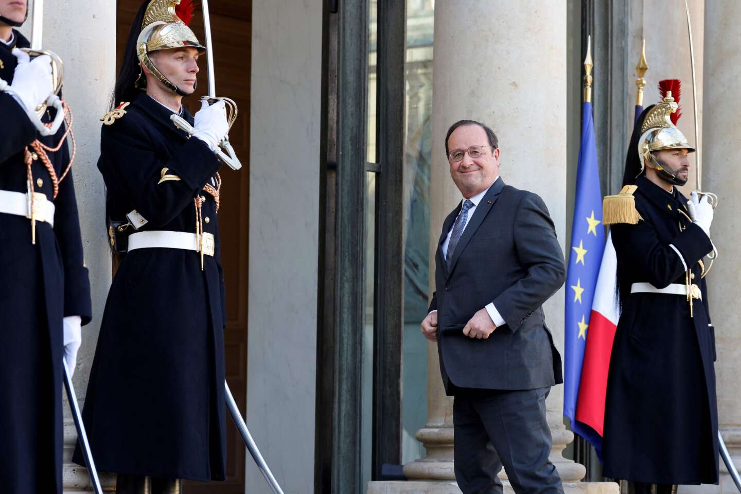 Regarder la vidéo « François Hollande, qui n’a jamais fait le deuil de l’Elysée, entend prendre toute sa part dans la recomposition à venir de la gauche »