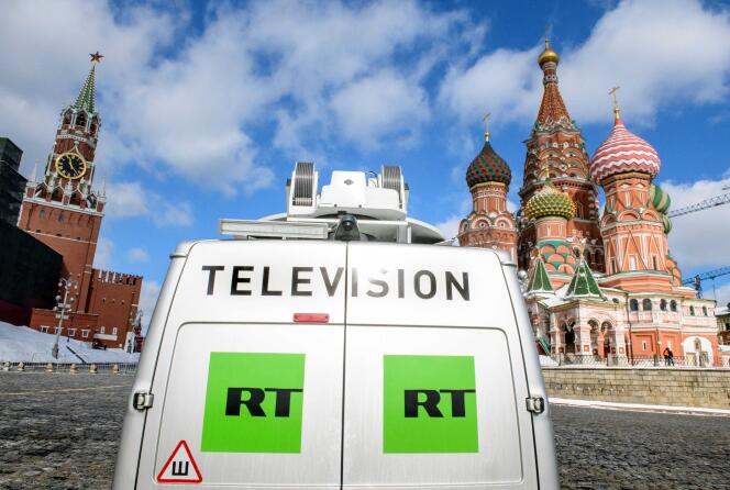 Une camionnette de diffusion de la télévision Russia Today (RT), contrôlée par l’État russe, devant la cathédrale Saint-Basile et le Kremlin à côté de la place Rouge à Moscou, le 16 mars 2018.