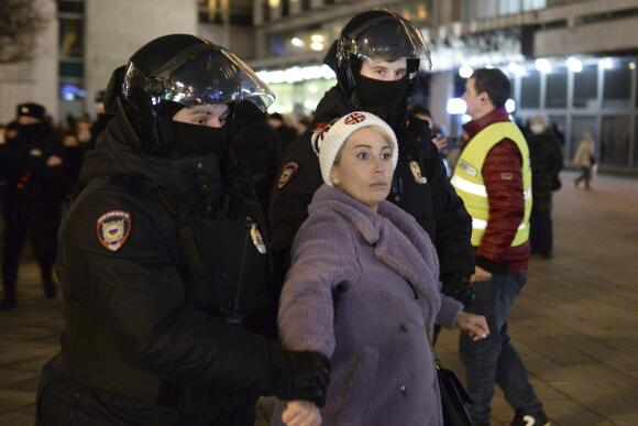 Une manifestante contre la guerre en Ukraine est arrêtée par la police à Moscou, en Russie, le 26 février.