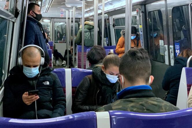 Masked Ile-de-France residents in line 13 of the Paris metro, November 4, 2020.
