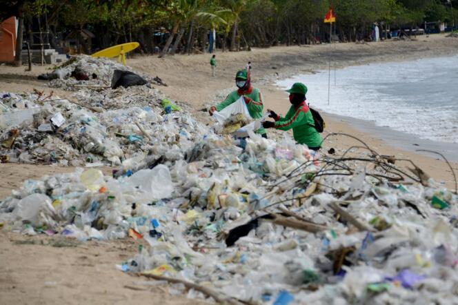 Une collecte de déchets plastique échoués sur la plage de Kuta, sur la très touristique île indonésienne de Bali, en janvier 2021.