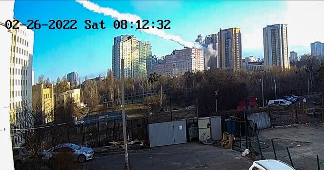 Esta imagen, publicada en la cuenta oficial de Telegram del alcalde de Kiev, Vitali Klitschko, muestra un edificio de la capital ucraniana alcanzado por un misil el 26 de febrero.